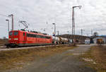 Die den gemischten Güterzug der DB Cargo 185 073-4 nachschiebende an die DB Cargo AG vermietete Railpool 151 099-9 (91 80 6151 099-9 D-Rpool), am 20.03.2021 durch Rudersdorf (Kr.