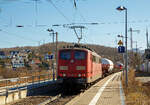 Die an die DB Cargo AG vermietete Railpool 151 058-5 (91 80 6151 058-5 D-Rpool), schiebt den extrem langen gemischten Güterzug der 185 222-7 gezogen wurde, durch Rudersdorf (Kr.