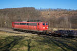 Die an die DB Cargo AG vermietete Railpool 151 130-2 (91 80 6151 130-2 D-DB), schiebt den extrem langen gemischten Güterzug der 187 190 gezogen wurde, bei Rudersdorf (Kr.