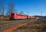 Die an die DB Cargo AG vermietete Railpool 151 034-6 (91 80 6151 034-6 D-Rpool) fährt am 10.03.2022 mit einem Coilzug durch Wilnsdorf-Rudersdorf in Richtung Kreuztal.