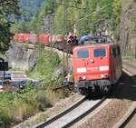 BR 151/788243/151-143-5-in-doppeltraktion-mit-einer 151 143-5 in Doppeltraktion mit einer 101 und einem gemischtem Güterzugauf der Geislinger Steige am 11.09.2010.