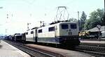 BR 151/801565/151-109-6-und-eine-zweite-151 151 109-6 und eine zweite 151 (abgebügelt) vor einem gemischtem Güterzug in Regensburg am 15.05.1982.