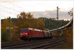 Im letztem Licht...
Die 152 079-0 der DB Schenker Rail kommt am 20.10.2013 mit einem Coilgterzug aus Richtung Kln, hier kurz vor dem Hbf Siegen.