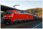 Die 152 115-2 der DB Schenker Rail fährt am 20.12.2013 mit einem gem. Güterzug, durch den Bahnhof Betzdorf/Sieg in Richtung Köln. 

Die Siemens ES64F wurde 2000 bei Siemens/KraussMaffei unter der Fabriknummer 20242 gebaut, die kompl. NVR-Nr. lautet 9180 6 152 115-2 D-DB.