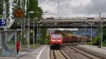 . Die 152 059-2 zieht am 27.05.2014 einen Gterzug durch den Bahnhof von Wetzlar. Man beachte die beiden Fotografinen links im Bild, wenn die eine nicht pennt, erwischt sie auch mal einen Gterzug. ;-) (Hans)