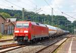 
Die 152 057-6 (91 80 6152 057-6 D-DB) der DB Schenker Rail Deutschland AG fährt am 22.08.2015 mit einem Kesselwagenzug, mit Ethylendichlorid (gehört zu den Chlorkohlenwasserstoffen), durch Betzdorf/Sieg in Richtung Siegen.

Die Siemens ES 64 F wurde 1999 bei Krauss-Maffei in München unter der Fabriknummer 20184 gebaut.
