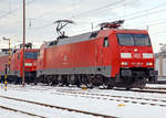 br-152-siemens-es64f/537935/die-152-0081-6-91-80-6152 Die 152 0081-6 (91 80 6152 081-6 D-DB) der DB Cargo Deutschland AG fährt am 28.01.2017 in Kreuztal vom Abstellbereich nun zum Güterbahnhof, um dort einen Coil-Güterzug zu übernehmen.

Die Siemens ES 64 F wurde 1999 von Krauss-Maffei unter der Fabriknummer 20208 gebaut und an die DB geliefert.

Als Ersatz für die schweren E-Loks der BR 150 und für Einsatzgebiete der BR 151 / 155 wurde die Beschaffung der Drehstromlok der BR 152 (Siemens ES64F) eingeleitet, sie ist eine Hochleistungslokomotive aus der Siemens ES64 EuroSprinter-Typenfamilie für den schweren Güterzugverkehr, die auch für Personenzüge genutzt werden kann.

Die Baureihe basiert auf dem von Siemens konstruierten Prototyp ES64P. Da jedoch klar war, dass die Maschinen ausschließlich im Güterverkehr eingesetzt werden sollten und eine Höchstgeschwindigkeit von 140 km/h als ausreichend angesehen wurde, konnte auf die Verwendung von voll abgefederten Fahrmotoren verzichtet und auf den wesentlich einfacheren und preisgünstigeren Tatzlager-Antrieb zurückgegriffen werden. Dieser gilt durch die Verwendung moderner Drehstrommotoren bei niedrigen Geschwindigkeiten als relativ verschleißarm.

Ansonsten entstand eine moderne Maschine mit Drehstromasynchron-Fahrmotoren und doppelten innenbelüfteten Scheibenbremsen. 

Der Haupttransformator ist unterflur zwischen den Drehgestellen angeordnet. Jedes Drehgestell verfügt über eine autarke elektrische Ausrüstung, bestehend aus drei Eingangsgleichrichtern in rückspeisefähiger Vierquadranten-Bauweise, Gleichspannungszwischenkreis und zwei Wechselrichtern (einer je Motor). Dadurch wird erreicht, dass bei Ausfall einer Komponente des Antriebsstrangs nicht das gesamte Drehgestell ausfällt, sondern sich lediglich die verfügbare Zugkraft reduziert. Als Leistungshalbleiter kommen wassergekühlte GTO-Thyristoren zum Einsatz. Die Bremskraft der elektrischen Nutzbremse beträgt 150 kN im Bereich zwischen 10 km/h und 140 km/h.


Die Lokomotiven sind mit Zugsammelschiene für die Energieversorgung von Reisezügen sowie Wendezugsteuerung und Notbremsüberbrückung ausgerüstet, so dass sie auch im schweren Personenzugdienst eingesetzt werden können. Durch Aufsplittung der DB AG und Zuordnung der Loks zum Geschäftsbereich Güterverkehr der DB wurde davon, seit Ende der 1990er Jahre, kein Gebrauch mehr gemacht.

Der Maschinenraum wird von einem beide Führerstände verbindenden Mittelgang durchzogen. Beidseitig sind an den Außenwänden des Lokkastens die elektrische Ausrüstung, die Druckluft- und Bremsgeräte sowie die umfangreichen Kühleinrichtungen angeordnet. 


Bis 2001 wurden 170 von ursprünglich vorgesehenen 195 Maschinen an die DB ausgeliefert. Es war geplant, die Loks auch in Österreich einzusetzen. Die österreichischen Behörden verweigerten jedoch die Zulassung, weil man die auftretenden Gleiskräfte als zu hoch bewertete. Um dennoch moderne Maschinen für den Österreich-Verkehr zur Verfügung zu haben, wandelte die DB die Bestellung der letzten 25 Loks in eine Bestellung von Zweisystemloks der Baureihe 182 (baugleich mit ÖBB 1116) um, die in Österreich zugelassen ist.

Eine Option auf weitere 100 Maschinen wurde August 1999 in eine Bestellung von Mehrsystemlokomotiven der Baureihe 189 umgewandelt.

Technische Daten der BR 152:
Achsformel: Bo´Bo´
Länge über Puffer: 19.580 mm
Drehzapfenabstand: 9.900 mm
Achsabstand im Drehgestell: 3.000 mm
Breite: 3.000 mm
Dienstgewicht: 86,7 t
Achslast: 21,7 t
Höchstgeschwindigkeit: 140 km/h
Dauerleistung: 6.400 kW (8.701 PS)
Anfahrzugkraft: 300 kN
max. elektrische Bremskraft:150 kN (15t)
Stromsystem: 15 kV, 16 2/3 Hz
