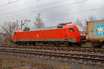 Die 152 094-9 (91 80 6152 094-9 D-DB) der DB Cargo AG hat am 18.03.202, mit einem Containerzug auf der Dillstrecke (KBS 445) in nördlicher Richtung fahrend, Rudersdorf (Kr.