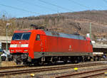 Die DB Cargo 152 124-4 (91 80 6152 124-4 D-DB) fährt am 24.03.2021 mit leeren Containertragwagen durch Niederschelden in Richtung Köln.