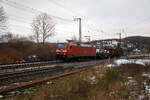 Die 152 069-1 (91 80 6152 069-1 D-DB) der DB Cargo AG fährt am 27.01.2023, mit einem sehr kurzen gem. Güterzug (nur 3 Wagen), durch Rudersdorf (Kr. Siegen) auf der Dillstrecke (KBS 445) in Richtung Kreuztal.

Die Siemens ES64F wurde 1999 noch von Krauss-Maffei in München-Allach unter der Fabriknummer 20196 gebaut.
