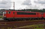 br-155-ex-dr-250/182075/155-147-2-der-db-schenker-rail 155 147-2 der DB Schenker Rail Deutschland AG abgestellt in Kreuztal am 16.08.2011. 
Diese Loks der ehem. DR BR 250 wurde in den 70er-Jahre, auf Grund der gestiegenen Leistungsanforderungen der Zugfrderung im Gterverkehr produziert, da die E11 und E41 den Anforderungen nicht mehr gerecht wurden. 
Die Lokomotiven werden heute im gesamten Schienennetz der DB eingesetzt und sind praktisch vor jeder Art von Gterzgen anzutreffen.
In den letzten Jahren gab es wiederholt Probleme mit den 3-achigen Drehgestellen der Loks, so dass die Hchstgeschwindigkeit zeitweise auf 80 km/h heruntergesetzt werden musste. Auerdem wurden bereits zahlreiche Maschinen wegen diverser Schden und zur Gewinnung von Ersatzteilen ausgemustert. Hin und wieder wurde auch eine komplette Ausmusterung der Baureihe 155, die inzwischen zu den lteren Triebfahrzeugen der Deutschen Bahn gehrt, in Erwgung gezogen. Seit Sommer 2006 werden jedoch auf Grund von Kapazittsmangel wieder Loks der BR 155 im AW Dessau einer Hauptuntersuchung unterzogen. 
Von einer Abstellung der gesamten Baureihe wird derzeit abgesehen.