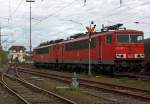 Zwei am 30.04.2012 in Kreuztal abgestellte 155er (ex DR 250) der DB Schenker Rail (155 180-3 und dahinter 155 154-8). Hinten das Stellwerk Kreuztal Nord (Kn).