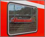 BR 181.2/302651/eine-gespiegelte-1812die-181-210-6-spiegelt Eine gespiegelte 181.2....
Die 181 210-6 spiegelt sich am 13.04.2013 im Fenster eines DoSto-Wagens im Hbf Koblenz.