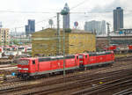  Die 181 209-8 (91 80 6181 209-8 D-DB) und die 181 211-4  Lorraine  (91 80 6181 211-4 D-DB) beide von der DB Fernverkehr AG stehen am 17.06.2016 in Frankfurt am Main.