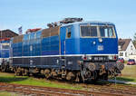 BR 181.2/549072/die-serien-zweisystemlokomotive-181-206-4-91-80 Die Serien-Zweisystemlokomotive 181 206-4 (91 80 6181 206-4 D-DB), am 25.03.2017 im DB Museum Koblenz.

Die Lok wurde 1974 bei Krupp unter der Fabriknummer 5272 gebaut, elektrische Teil bei AEG unter der Fabriknummer 8843. Sie hat die Zulassung für Deutschland / Frankreich / Luxemburg.  

Die DB-Baureihe 181.2  sind Zweisystemlokomotiven (15 kV 16,7 Hz und 25 kV 50 Hz Wechselstromsystem) für den grenzüberschreitenden Verkehr mit Luxemburg und Frankreich, von denen 1974 und 1975 insgesamt 25 Stück gebaut wurden. Ihre Entwicklung basiert auf den vier Vorserienloks E 310 001 bis 004 die von der Deutschen Bundesbahn ab 1966 speziell für den grenzüberschreitenden Verkehr nach Frankreich und Luxemburg beschafft wurden. Nach 1968 wurden diese vier Prototypen im Baureihenschema der DB wegen technischer Unterschiede als Baureihe 181.0 und 181.1 eingereiht. Sie waren eine Weiterentwicklung der E 320 (BR 182).

Der markanteste äußere Unterschied zu den Vorserienloks besteht in den drei abnehmbaren Maschinenraumhauben, wobei die Lüftergitter zur Dachkante hochgezogen wurden. Durch die höheren Lüfter wurde es ermöglicht, dass die Luft nicht mehr durch den Maschinenraum, sondern direkt zu den Fahrmotoren geleitet werden konnte. Die Fahrmotoren waren indes vom gleichen Grundtyp, mit identischer Dauerleistung. Die Höchstgeschwindigkeit wurde mit einer höheren zulässigen Drehzahl der Elektromotoren von 150 km/h auf 160 km/h gesteigert.

Die Loks haben die Achsfolge Bo'Bo', somit besitzen sie zwei Drehgestelle mit insgesamt vier Fahrmotoren (6 polige Reihenschluß-Mischstrommotoren) und vier einzeln angetriebenen Achsen. Die Kraftübertragung erfolgt mittels SIEMENS Gummiring-Kardanantrieb. Bei den Serienlokomotiven konnte die Firma Krupp auf Erfahrungen mit der DB-Baureihe 151 zurückgreifen, von der man die Lemniskatenlenker übernahm. 

Die Loks sind mehrfachtraktions- und wendezugfähig, jedoch nicht mit den vorhandenen Steuerwagen einsetzbar. Grund dafür ist die bei den Steuerwagen fehlende Technik für die anderen Stromsysteme. Dies führt dazu, dass das Steuerkabel an zwei Polen nicht passt und somit einen Wendezugbetrieb unmöglich macht.

Unter Berücksichtigung der tiefer hängenden Oberleitung in Frankreich entschied man sich für einen Lokkasten mit niedriger Bauhöhe. Eine Besonderheit ist die asymmetrische Ausrüstung mit Fenstern und Lüftungsgittern. Eine Seite weist sieben Gitter auf, während bei der anderen statt der drei mittleren die gleiche Anzahl an Fenstern eingebaut wurde. 

TECHNISCHE DATEN der BR 181.2:
Spurweite: 1.435 mm
Achsformel:  Bo’Bo’
Dienstgewicht:  84,0 t
Länge über Puffer:  17.940 mm
Drehzapfenabstand: 9.000 mm
Höhe:   3.612 mm
Höchstgeschwindigkeit:  160 km/h
Stromsystem:  15 kV 16 2/3 Hz~ und 25 kV 50 Hz~
Anzahl Fahrmotoren:  4
Fahrstufenschalter:  Stufenlose Zugkraftsteuerung über Thyristor-Stromrichter mit Phasenanschnittsteuerung sowie 5-stufiges Nocken-Feinschaltwerk für Feldschwächung
Antrieb:  Gummiring Kardanantrieb 
Dauerleistung:   3.300 kW
Anfahrzugkraft: 277 kN
