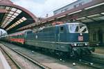 BR 181.2/648321/ec-mozart-steht-abfahrtbereit-in-strasbourg EC MOZART steht abfahrtbereit in Strasbourg Centrale, wo 181 210 am 29 Juli 1999 dieser EC von einer 15000 der SNCF übernommen hat. 