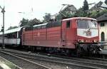 BR 181.2/760301/181-221-3-mit-sncf-d-zug-in 181 221-3 mit SNCF D-Zug in Neustadt/Weinstrae in Juni 1994.