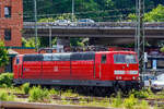 BR 181.2/913342/damals-noch-fuer-die-db-fernverkehr Damals noch für die DB Fernverkehr AG fahrende, die 181 213-0 „Saar“ (91 80 6181 213-0 D-DB) ist am 17 Juni 2013 beim Hbf Koblenz angestellt.

Die Lok wurde 1974 bei Krupp in Essen unter der Fabriknummer 5279 gebaut, der elektrische Teil bei AEG unter der Fabriknummer 8850. Sie hat die Zulassung für Deutschland / Frankreich / Luxemburg. Im Jahr 2020 wurde sie an die Martin Schlünß Eisenbahnlogistik in Wankendorf verkauft. Aktuell ist sie als 91 80 6181 213-0 D-SEL im unterwegs, sie hat nun wieder ein Farbkleid in ozeanblau/beige. Bis zum Fpl. Wechsel im Dez. 2018 fuhren die Loks planmäßig den EN 452 / 453 (Paris–Moskau) im Abschnitt von Karlsruhe nach Strasbourg (F). Zuvor bis zum Fpl. Wechsel im Dez. 2014 die IC 130 bis IC 137 und IC 231 (Borkum, Norderney oder Ostfriesland) von der Nordsee über Köln und Koblenz nach Luxembourg (und retour), im Abschnitt von Luxembourg und Koblenz.

Die DB-Baureihe 181.2 sind Zweisystemlokomotiven (15 kV 16,7 Hz und 25 kV 50 Hz Wechselstromsystem) für den grenzüberschreitenden Verkehr mit Luxemburg und Frankreich, von denen 1974 und 1975 insgesamt 25 Stück gebaut wurden. Ihre Entwicklung basiert auf den vier Vorserienloks E 310 001 bis 004 die von der Deutschen Bundesbahn ab 1966 speziell für den grenzüberschreitenden Verkehr nach Frankreich und Luxemburg beschafft wurden. Nach 1968 wurden diese vier Prototypen im Baureihenschema der DB wegen technischer Unterschiede als Baureihe 181.0 und 181.1 eingereiht. Sie waren eine Weiterentwicklung der E 320 (BR 182).

Der markanteste äußere Unterschied zu den Vorserienloks besteht in den drei abnehmbaren Maschinenraumhauben, wobei die Lüftergitter zur Dachkante hochgezogen wurden. Durch die höheren Lüfter wurde es ermöglicht, dass die Luft nicht mehr durch den Maschinenraum, sondern direkt zu den Fahrmotoren geleitet werden konnte. Die Fahrmotoren waren indes vom gleichen Grundtyp, mit identischer Dauerleistung. Die Höchstgeschwindigkeit wurde mit einer höheren zulässigen Drehzahl der Elektromotoren von 150 km/h auf 160 km/h gesteigert.

Die Loks haben die Achsfolge Bo'Bo', somit besitzen sie zwei Drehgestelle mit insgesamt vier Fahrmotoren (6 polige Reihenschluß-Mischstrommotoren) und vier einzeln angetriebenen Achsen. Die Kraftübertragung erfolgt mittels SIEMENS Gummiring-Kardanantrieb. Bei den Serienlokomotiven konnte die Firma Krupp auf Erfahrungen mit der DB-Baureihe 151 zurückgreifen, von der man die Lemniskatenlenker übernahm.

Die Loks sind mehrfachtraktions- und wendezugfähig, jedoch nicht mit den vorhandenen Steuerwagen einsetzbar. Grund dafür ist die bei den Steuerwagen fehlende Technik für die anderen Stromsysteme. Dies führt dazu, dass das Steuerkabel an zwei Polen nicht passt und somit einen Wendezugbetrieb unmöglich macht.

Unter Berücksichtigung der tiefer hängenden Oberleitung in Frankreich entschied man sich für einen Lokkasten mit niedriger Bauhöhe. Eine Besonderheit ist die asymmetrische Ausrüstung mit Fenstern und Lüftungsgittern. Eine Seite weist sieben Gitter auf, während bei der anderen statt der drei mittleren die gleiche Anzahl an Fenstern eingebaut wurde.

TECHNISCHE DATEN der BR 181.2:
Spurweite: 1.435 mm
Achsformel: Bo’Bo’
Dienstgewicht: 84,0 t
Länge über Puffer: 17.940 mm
Drehzapfenabstand: 9.000 mm
Achsabstand im Drehgestell: 3.000 mm
Treibraddurchmesser: 1.250 mm (neu) / 1.170 mm (abgenutzt)
Höhe: 3.612 mm
Höchstgeschwindigkeit: 160 km/h
Stromsystem: 15 kV 16 2/3 Hz~ (Stromabnehmer 1, 1.950 mm) und 25 kV 50 Hz~ (Stromabnehmer 2, 1.450 mm)
Anzahl Fahrmotoren: 4 (á 825 kW)
Fahrstufenschalter: Stufenlose Zugkraftsteuerung über Thyristor-Stromrichter mit Phasenanschnittsteuerung sowie 5-stufiges Nocken-Feinschaltwerk für Feldschwächung
Antrieb: Gummiring Kardanantrieb
Dauerleistung: 3.300 kW (4.488 PS)
Anfahrzugkraft: 277 kN
Dauerzugkraft: 133 kN
Elektrische Wiederstandsbremse (Fahrdrahtanhängig): max. 120 kN
Elektrische Wiederstandsbremse (Batterie): max. 60 kN
Bremse: KE-GP-R + E mZ EP
Kleinster befahrbarer Kurvenradius: R 100 m  

