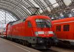 182 020-8 der DB Regio steht am 27.08.2014 im Hbf Dresden (Mittelhalle) mit dem RE50   Saxonia-Express   (Dresden Hbf  – Riesa – Leipzig Hbf) zur Abfahrt bereit.  

Die Lok wurde 2001 von Siemens Krauss-Maffei in Mnchen unter der 20317 gebaut. Sie hat die NVR-Nummer 91 80 6182 020-8 D-DB und die EBA-Nummer EBA 00M09A 020.

Die ES 64 U2, in sterreich und unter der geschtzten Bezeichnung Taurus bekannt, wurde ursprnglich als Universallok fr die sterreichischen Bundesbahnen (BB) entwickelt und wird dort als Baureihe 1016 (reine 15-kV-Version) und 1116 (2-System-Version mit 15 kV und 25 kV fr internationalen Verkehr nach Ungarn) gefhrt. Sie stellt die zweite Generation der EuroSprinter-Familie dar und basiert auf den Lokomotiven der Baureihe 152 und der Baureihe 120 der Deutsche Bahn AG. Die Zweisystembauart fr 15 kV- und 25 kV-Bahnstromsysteme ist traktions- und sicherungstechnisch fr Deutschland, sterreich und Ungarn ausgerstet und zugelassen, seit Mai 2002 ist zudem ihr Einsatz in der Schweiz erlaubt. Durch die vorhandene Technik ist sie ebenso fr die Wechselstromstrecken in Tschechien und der Slowakei geeignet. So ist mit ihr eine durchgngige Fahrt von Hamburg bis an die trkische Grenze, ohne Wechsel der Lokomotive, mglich.

Die Maschinen der Serie ES 64 U2 sind wendezugfhig ausgefhrt und ab Werk mit zwei Einholm-Stromabnehmern ausgerstet. Der Antrieb der Lok erfolgt ber einen speziell fr sie entwickelten Hohlwellen-Antrieb mit Bremswelle (HAB). 
Beim Anfahren der Lokomotive aus dem Stillstand ist ein Gerusch zu vernehmen, das an das Durchspielen einer Tonleiter auf einem Tenorsaxophon erinnert. Es entsteht durch die Steuerung der Stromrichter. Das hrbare Gerusch ist dabei die doppelte Taktfrequenz der Pulswechselrichter, welche stufenweise angehoben wird.

Die Frequenz ndert sich dabei in Ganz- und Halbtonschritten ber zwei Oktaven von d bis d  im Tonvorrat der Stammtne.

Die sterreichischen Behrden verweigerten im Jahr 2001 die Zulassung der DB-Baureihe 152 in sterreich, weil man die auftretenden Gleiskrfte als zu hoch bewertete. Aus diesem Grund wandelte die Deutsche Bahn AG die Bestellung der letzten 25 Lokomotiven der DB-Baureihe 152 in 25 Maschinen der DB-Baureihe 182 um, die der BB-Baureihe 1116 entspricht, allerdings wurde auf den bei der 1116 im Ursprungszustand blichen dritten Stromabnehmer verzichtet, eine Nachrstung wre allerdings mit geringem Aufwand mglich.


Die Hersteller-Bezeichnung ES64 ist die Abkrzung von EuroSprinter zusammen mit den ersten beiden Ziffern der Nennleistung (6400 kW). Die Bezeichnung U steht fr Universallok.

Technische Daten:
Achsfolge:  Bo`Bo`
Spurweite:  1.435 mm
Lnge ber Puffer:  19.280 mm
Drehzapfenabstand: 9.900 mm
Breite: 3.000 mm
Raddurchmesser (neu):  1.150 mm
Gewicht: 86 t
Spannungssysteme:  15 kV, 16,7 Hz und 25 kV, 50 Hz
Dauerleistung:  6.400 kW
Hchstgeschwindigkeit:  230 km/h
