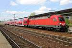br-182-siemens-es-64-u2/593770/s-bahn-mit-182-021-steht-abfahrtbereit S-Bahn mit 182 021 steht abfahrtbereit in Pirna am 11 April 2014. 