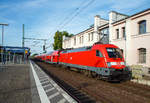br-182-siemens-es-64-u2/724216/die-182-015-8-91-80-6 Die 182 015-8  (91 80 6 182 015-8 D-DB) der DB Regio (als Schublok) erreicht am 20.09.2018 mit dem RE 1 den Zielbahnhof Brandenburg an der Havel Hauptbahnhof.  

Die Lok wurde 2001 von Siemens in München-Allach unter der 20312 gebaut. 2011wurde bei Siemens in München-Allach ein Nahverkehrspaket eingebaut.

Die Hersteller-Bezeichnung ES64 ist die Abkürzung von EuroSprinter zusammen mit den ersten beiden Ziffern der Nennleistung (6.400 kW). Die Bezeichnung U steht für Universallok.

Die Lokomotiven der DB AG:
Die österreichischen Behörden verweigerten im Jahr 2001 die Zulassung der DB-Baureihe 152 in Österreich, weil man die auftretenden Gleiskräfte als zu hoch bewertete. Aus diesem Grund wandelte die Deutsche Bahn AG die Bestellung der letzten 25 Lokomotiven der DB-Baureihe 152 in 25 Maschinen der DB-Baureihe 182 um, die der ÖBB-Baureihe 1116 entspricht, allerdings wurde auf den bei der 1116 im Ursprungszustand üblichen dritten Stromabnehmer verzichtet, eine Nachrüstung wäre mit geringem Aufwand möglich.

Bei der Deutschen Bahn wurden die Lokomotiven daher seit der Übergabe der ersten Lokomotive im Juli 2001 wie die Baureihe 152 dem Geschäftsbereich DB Cargo zugeordnet. Damit wurde die Lokomotive mit der größten Höchstgeschwindigkeit (230 km/h) bei der Deutschen Bahn AG in einem Bereich eingesetzt, in dem diese nicht benötigt wird. Als Folge der Finanz- und Wirtschaftskrise gingen im Jahr 2009 die Transportmengen bei Railion (heute wieder DB Cargo) so stark zurück, dass die Güterverkehrssparte der Bahn einen Überhang an Lokomotiven hatte. Zudem hatten weitere Lokomotiven der DB-Baureihe 185 mittlerweile die Zulassung für Österreich erhalten, so dass der ursprüngliche Einsatzzweck auch anderweitig abgedeckt werden konnte. Im Herbst 2009 wurde daher ein Einsatz bei DB Regio in verschiedenen Regionen Deutschlands erwogen und teilweise auch erprobt.

Seit dem Fahrplanwechsel im Dezember 2009 fuhren fünf der Lokomotiven auf der Linie Cottbus–Leipzig. Auch auf der RB-Linie 20 in Thüringen kamen Lokomotiven diese Baureihe von 2010 bis 2015 zum Einsatz. Im Vergleich zu den dort bisher eingesetzten Lokomotiven der DB-Baureihe 143 wurde die Verspätungsanfälligkeit durch Geschwindigkeitsanhebung auf 140 km/h und die wesentlich schnellere Beschleunigung verringert.

Ab 2011 wurden acht Lokomotiven von DB Regio auf der Linie S1 der S-Bahn Dresden eingesetzt werden, um dort ebenfalls die Fahrzeiten zu verkürzen. Aber auch Einsätze als Ersatz für die Baureihe 442 auf dem RE50 Saxonia-Express auf der Relation Dresden – Leipzig waren die Regel. Ab Dezember 2015 wurden die acht Dresdner Lokomotiven (182 016 bis 023) an den Betriebshof Magdeburg-Buckau abgegeben, diese wurden durch die BR 146.0 ersetzt.

Die seit 2015 verkehren Loks der BR 182 mit fünf modernisierten Doppelstockwagen auf der Linie RE1 von Cottbus über Frankfurt (Oder), Berlin, Potsdam und Brandenburg (Havel) bis nach Magdeburg Hbf, entsprechend den Vorgaben des Bestellers (Verkehrsverbund Berlin-Brandenburg). Im August 2016 werden auch die bei DB Regio Südost in Magdeburg nicht mehr benötigten acht Maschinen der Region Nordost übergeben, sodass in diesem Regionalbereich bis auf weiteres alle Maschinen dieser Baureihe eine Heimat finden werden. 

Um sämtliche vorgenannte Talent-2-Ersatzverkehre abdecken zu können, sind im Laufe des Jahres 2011 alle 25 Maschinen der BR 182 in den Bestand der DB Regio übergegangen. Für die Dienste im Personenzugverkehr erhielten die Loks die Zulassung mit ep-Bremse und Notbremsüberbrückung (NBÜ 2004), was zum Erlöschen der Zulassung auf dem Netz der ÖBB-Infrastruktur AG führte – dem ursprünglichen Zweck ihrer Anschaffung. Alle 25 Lokomotiven wurden mit einem Nahverkehrspaket nachgerüstet, welches hauptsächlich aus seitenselektiver Türsteuerung (SAT/TAV) und Fahrgastinformationssystem besteht. 

Als 26. Lok der DB gehört die 182 506 seit 2013 der DB Systemtechnik und wird vor RAILab-Messzügen eingesetzt.

TCHNISCHE DATEN:
Achsfolge:  Bo`Bo`
Spurweite:  1.435 mm
Länge über Puffer:  19.280 mm
Drehzapfenabstand: 9.900 mm
Breite: 3.000 mm
Raddurchmesser (neu):  1.150 mm
Gewicht: 86 t
Spannungssysteme:  15 kV, 16,7 Hz und 25 kV, 50 Hz
Dauerleistung:  6.400 kW
Höchstgeschwindigkeit:  230 km/h
