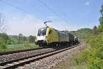 br-182-siemens-es-64-u2/789770/es-64-u-2-012-ziehend-an ES 64 U 2-012 ziehend an Zugspitze und -028 schiebend (nicht sichtbar am sehr langen Zug) in Lonsee am 06.05.2011.