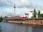 br-182-siemens-es-64-u2/821368/182-013-mit-re-doppelstockwagen-auf 182 013 mit RE Doppelstockwagen auf der Jannowitzbrücke in Berlin am 08.10.2016.