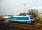 br-183-siemens-es64u4-g/499265/die-alex-bzw-arriva-183-003-3 
Die 'Alex' bzw. ARRIVA 183 003-3 (91 80 6183 003-3 D-VBG, heute 91 80 6183 003-3 D-DLB) abgestellt am 21.11.2009 beim Bahnhof Regensburg, aufgenommen aus einem Zug heraus. 

Die Siemens ES 64 U4 wurde 2007 von Siemens in München unter der Fabriknummer 21134 gebaut. Eigentümer ist die HANNOVER LEASING GmbH & Co. KG in Pullach. 