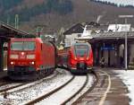 Die 185 190-6 der DB Schenker Rail zieht am 19.01.2013 einen gemischten Gterzug durch den Bahnhof Betzdorf Sieg in Richtung Kln.
Rechts auf Gleis 105 hlt gerade der  RE 9 - Rhein-Sieg-Express (Aachen - Kln - Siegen) bestehend aus zwei gekuppelten vierteiligen Bombardier Talent 2 (BR 442.2).