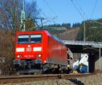 Die 185 174-0 der DB Schenker Rail zieht einen gemischten Gterzug in Richtung Kln, hier am 02.03.2013 in Betzdorf/Sieg bei km 122,8.