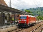   185 012-2 der DB Schenker Rail Deutschland AG durchfährt Lokzug (solo) den Bahnhof Cochem (Mosel)am 18.07.2012 in Richtung Koblenz.