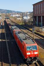 
Beim Bahnhof Werdohl fuhren sie mir nochmal vor die Linse.....
Die 185 070-0 der DB Schenker Rail Deutschland AG und die MRCE Dispolok 145 084-0 (eine ehemalige Schweizerin) und die fahren am 08.03.2014 in Doppeltraktion mit einem Güterzug (leeren Coiltansportwagen) durch Werdohl in Richtung Hagen.

Neben den Loks der BR 145 der DB wurden damals auch sechs baugleiche Loks durch die Schweizer Privatbahn MThB als Re 486 bei ADtranz bestellt. So wurde 145 084-0 bei Adtranz in Kassel (heute Bombardier) 2000 unter der Fabriknummer 33375 für die MThB - Mittelthurgaubahn AG in Weinfelden (Schweiz) gebaut und als Re 486 652-1 geliefert. Bedingt durch die Liquidierung der MThB wurde die Lok an die SBB Cargo verkauft und als 481 002-4 umgezeichnet.

Im Jahr 2005 wurde sie dann, wie weitere Re 481er, an die MRCE verkauf und vorerst als 481 004-0 geführt, im Jahr 2007 bekam die dann die NVR-Nummer 91 80 6145 084-0 D-DISPO und EBA-Nummer EBA 95T14A 084. Nun wird sie auch als 145 084-0 bezeichnet. Ab März 2007 wurde sie an die ITL  - Eisenbahngesellschaft mbH in Dresden vermietet dort wurde sie als 481 002-4 bezeichnet (und bekam bis 2011 die NVR-Nummer 91 80 6145 084-0 D-ITL).  Im Jahr 2012 war sie zeitweise auch für die NIAG unterwegs. Nun ist sie an die DB Schenker Rail Deutschland AG vermietet. 

Die TRAXX F140 AC1  (BR 185) wurde 2002 bei Bombardier in Kassel unter der Fabriknummer 33485  gebaut. Sie trägt die NVR-Nummer 91 80 6185 070-0 D-DB und die EBA-Nummer EBA 99A22A 070. 

Die Doppeltraktion gut möglich, da es zwar zwei Lokbaureihen sind, aber beide aus der TRAXX-Familie, die Ur TRAXX F140 und die TRAXX F140 AC1
