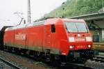 br-185-traxx-f140-ac1/569547/railion-185-183-steht-in-koblenz Railion 185 183 steht in Koblenz Hbf am ein verregneten Mittag von 13 April 2000.