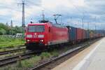 br-185-traxx-f140-ac1/780088/am-27-mai-2022-schleppt-185 Am 27 Mai 2022 schleppt 185 190 ein Containerzug durch Regensburg Hbf.