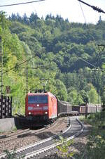 br-185-traxx-f140-ac1/800315/185-195-5-railion-mit-gemischtem-gueterzug 185 195-5 Railion mit gemischtem Güterzug auf der Geislinger Steige am 11.08.2010.