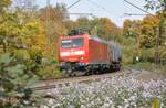 br-185-traxx-f140-ac1/812407/185-031-2-mit-gemischtem-gueterzug-in 185 031-2 mit gemischtem Güterzug in Ulm am 18.10.2012.