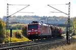 br-185-traxx-f140-ac1/817338/185-142-7-mit-werbung-fuer-die 185 142-7 mit Werbung für die Schweiz mit gemischtem Güterzug bei Hinterdenkental am 17.10.2012.