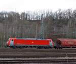 185 402-5 (TRAXX F140 AC2) der DB Schenker Rail Danmark Services A/S - Dänemark (Ein Joint-Venture von DB Schenker Rail und Green Cargo) mit Getreidesilowaggon Tagnoos 898 Ganzzug, fährt am