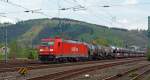 br-1852-traxx-f140-ac2/194941/185-222-7-der-db-schenker-rail 185 222-7 der DB Schenker Rail zieht einen gemischten Gterzug am 01.05.2012 durch Betzdorf/Sieg in Richtung Kln.
