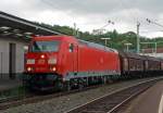 185 381-1 der DB Schenker Rail zieht am 19.07.2012 einen Gterzug durch den Bahnhof Betzdorf (Sieg) in Richtung Siegen.