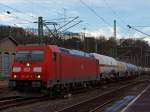 185 383-8  der DB Schenker Rail mit einem Kesselwagenzug fhrt am 29.12.2012 durch den Bahnhof Betzdorf/Sieg in Richtung Siegen.