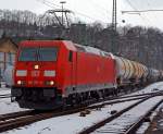 Die 185 377-9 der DB Schenker Rail zieht am 09.02.2013 einen Kesselwagenzug durch den Bahnhof Betzdorf Sieg in Richtung Siegen.