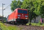 
Die 185 392-8  (91 80 6185 392-8 D-DB) der DB Schenker Rail Deutschland AG fährt am 06.06.2014 mit einem Containerzug durch Königswinter in Richtung Norden.
  
Die TRAXX F140 AC2 wurde 2010 Bombardier in Kassel unter der Fabriknummer 34732 gebaut. 
