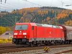 
Die 185 263-1 (91 80 6185 263-1 D-DB) der DB Schenker Rail Deutschland AG fährt am 07.11.2015 mit einem gemischten Güterzug durch Betzdorf/Sieg in Richtung Köln. 

Die TRAXX F140 AC2 wurde 2006 bei Bombardier in Kassel unter der Fabriknummer 34114 gebaut. 