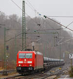   Bei strömenden Regen fährt die 185 201-1 (91 80 6185 201-1 D-DB) der DB Cargo Deutschland AG mit einem Coilzug (mit Warmband-Coils beladene Drehgestell-Flachwagen mit Lademulden für