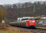 
Die 185 582-4 (91 80 6185 582-4 D-RHC) der RheinCargo GmbH & Co. KG, ex 2051 (91 80 6185 582-4 D-HGK) der HGK - Häfen und Güterverkehr Köln AG fährt am 10.02.2019 mit einem Braunkohlestaubzug (Silowagen der Gattung Uacns) durch den Bahnhof Brachbach (Mudersbach/Sieg) in Richtung Siegen. 

Die RheinCargo ist ein 2012 gegründetes Gemeinschaftsunternehmen der Häfen und Güterverkehr Köln AG und der Neuss-Düsseldorfer Häfen GmbH & Co. KG (NDH), die jeweils zu jeweils 50 % Eigentümer sind. 
