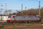 br-1852-traxx-f140-ac2/732761/die-an-die-lte-logistik--und Die an die LTE Logistik- und Transport GmbH vermietete 185 590-7 (91 80 6185 590-7 D-BRLL) der Beacon Rail Leasing Ltd. (London) fährt am 29.12.2017 als Lz beim Bahnhof Weil am Rhein.

Die TRAXX F140 AC2 wurde 2008 von Bombardier in Kassel unter der Fabriknummer 34216 gebaut. Sie hat die Zulassungen für Deutschland, Österreich und die Schweiz.
