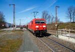 Die 185 287-0  (91 80 6185 287-0 D-DB) der DB Cargo Deutschland AG fährt am 22.04.2021, mit einem gemischten Güterzug auf der Dillstrecke (KBS 445), durch Rudersdorf (Kreis Siegen) in