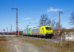 In Doppeltraktion fahren die 119 007-2 (91 76 0119 007-2 N-RHC), ex 185 626-9, und die 185 577-4 (91 80 6185 577-4 D-BEBRA), beide sind TRAXX F140 AC2-Mietloks der Alpha Trains, am 22.04.2021 mit einem offenen Gterzug durch Rudersdorf (Kreis Siegen) in sdlicher Richtung. 

Vorne die 119 007-2 wurde 2009 von Bombardier in Kassel unter der Fabriknummer 34656 gebaut und als 185 626-9 geliefert. Sie wurde von 2009 bis 2014 nach Norwegen an CargoNet AS vermietet und wurde so auch in Norwegen als 91 76 0119 007-2 N-CN registriert. Sie kam dann wieder nach Deutschland blieb aber in Norwegen registriert (die derzeitige Halterkennung ist mir ungewiss). Sie hat die Zulassungen fr  Deutschland, sterreich, Schweden und Norwegen (D/A/S/N).

Dahinter die 185 577-4 wurde 2006 von Bombardier in Kassel unter der Fabriknummer 34139 gebaut. Sie hat die Zulassungen fr  Deutschland, sterreich und die Schweiz (D/A/CH).

Beide Bombardier TRAXX F140 AC2 sind aktuell an die HLG - Holzlogistik und Gterbahn GmbH (Bebra) vermietet.

Die TRAXX 2 ist eine Weiterentwicklung der Traxx-Baureihen, gegenber welchen sie als augenflligste nderung einen berarbeiteten Lokkasten besitzt. Die nderung erfolgte um den neuen, strengeren Sicherheitsnormen bezglich Crashfestigkeit zu gengen und ist an leicht nach unten gezogenen Ecken am Lokkasten und den Frontklappen zum Ausbau der Klimaanlage zu erkennen. Gendert wurde auch die Umrichteranlage. 

Technische Daten der BR 185.2 (TRAXX F140 AC2):
Spurweite: 1.435 mm
Achsformel:  Bo’Bo’
Lnge ber Puffer:  18.900 mm
Drehzapfenabstand:  10.400 mm
Dienstgewicht: 85 t
Radsatzfahrmasse:  21,3 t
Hchstgeschwindigkeit:  140 km/h
Anzahl der Fahrmotoren:  4
Dauerleistung:  5.600 kW
Anfahrzugkraft:  300 kN
Stromsystem:  15 kV 16,7 Hz~ und 25 kV 50 Hz~
Antrieb:  Tatzlager