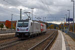 In Doppeltraktion TRAXX F140 AC2 mit AC 3 (BR 185.2 und 187).....
Die beiden Loks der RheinCargo GmbH & Co. KG fahren am 26.10.2021 als Lz (Lokzug) bzw. Tfzf (Triebfahrzeugfahrt) in Doppeltraktion durch den Bahnhof Amstetten (Württ.) in Richtung Ulm.

Vorne die 185 350-6 mit Werbung „Grenzenlos für sie im Einsatz“ (91 80 6185 350-6 D-RHC), ex DB Cargo 185 350-6, eine TRAXX F140 AC2 und dahinter die 187 072-4 (91 80 6187 072-4 D-RHC), eine TRAXX F140 AC3 (ohne LM). 

Die185 350-6 wurde 2008 von Bombardier in Kassel unter der Fabriknummer 34250 gebaut und die DB Cargo (damals Railion) geliefert, 2019 wurde sie an die RheinCargo GmbH & Co. KG verkauft. Hinten die 187 072-4 eine TRAXX F140 AC3 ohne LM wurde 2016 von Bombardier in Kassel unter der Fabriknummer 35251 gebaut und an die RheinCargo GmbH & Co. KG geliefert.